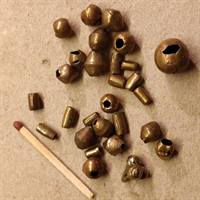 Forskellig formede gamle messing perler, fra Afrika.